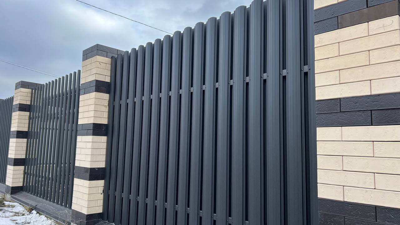Забор из металлического штакетника RAL9005 Черный МАТТЕ фото 4 в Астане