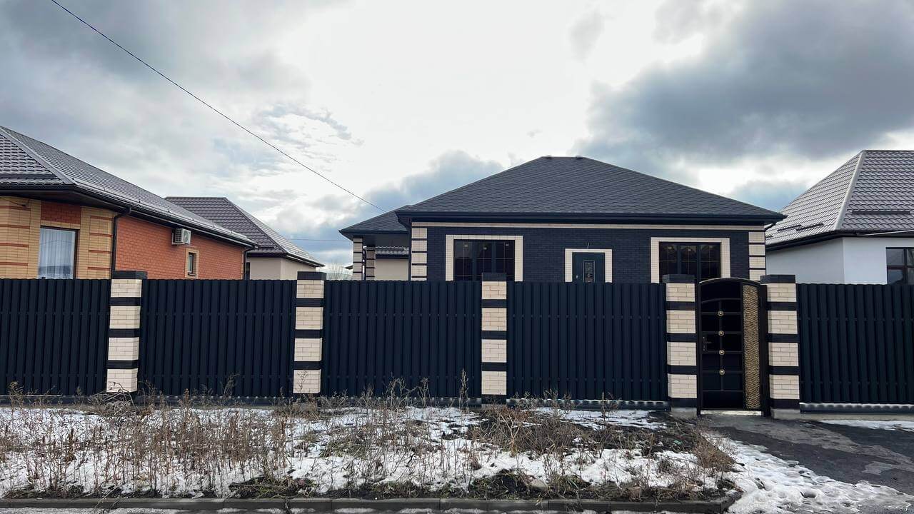 Забор из металлического штакетника RAL9005 Черный МАТТЕ фото 3 в Астане