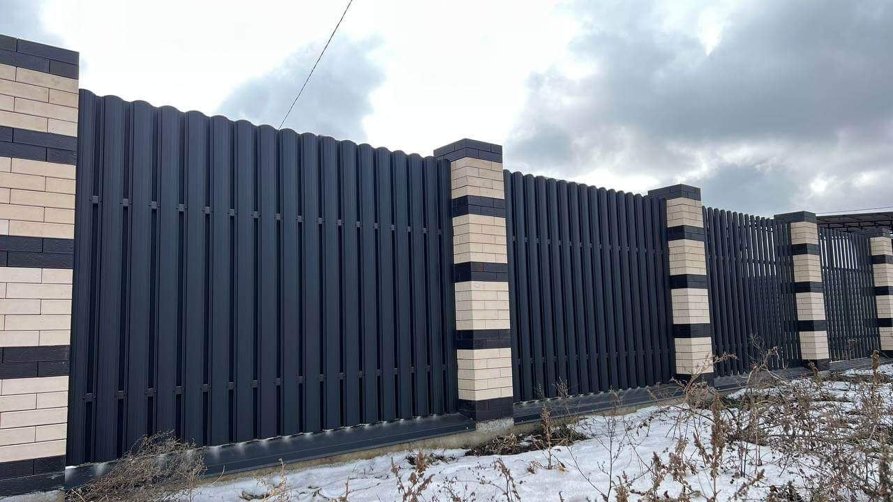 Забор из металлического штакетника RAL9005 Черный МАТТЕ фото 2 в Астане