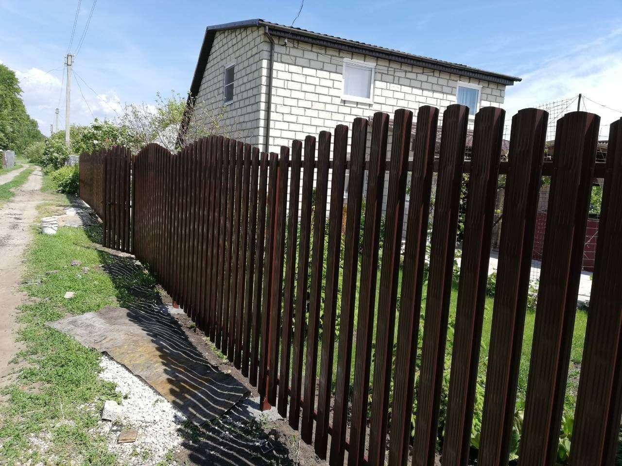 Забор из евроштакетника Плетенка 19м RAL8017 Шоколад в Астане