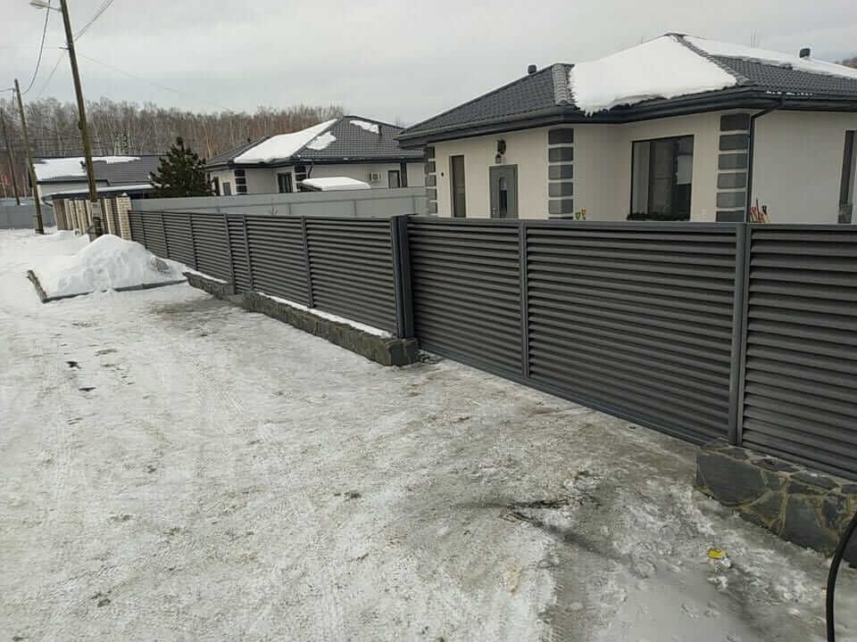 Забор-жалюзи с входной группой 26м RAL7024 Серый Графит МАТТЕ фото 1 в Астане