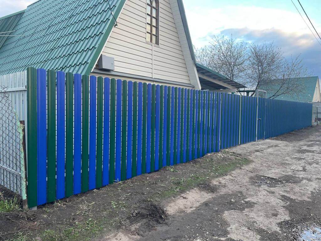 Забор из штакетника двух цветов 16м RAL6005 Зеленый Мох + RAL5002 Синий Ультрамарин фото 2 в Астане
