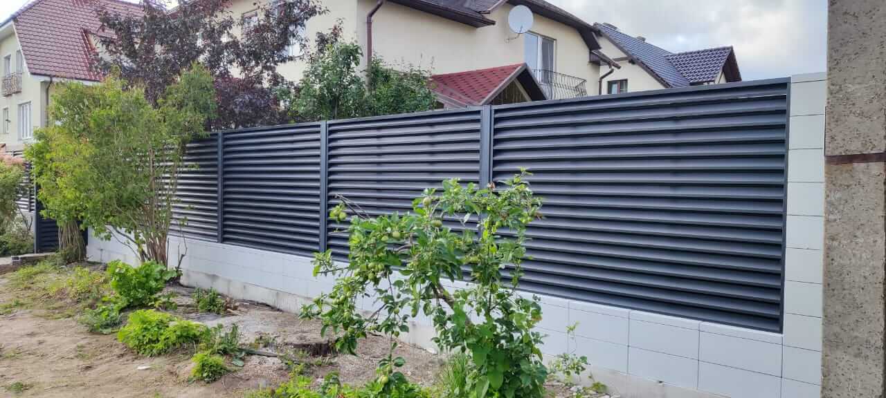 Забор-жалюзи из ламелей ЭКО-Z 17м RAL7024 Серый Графит фото 6 в Астане