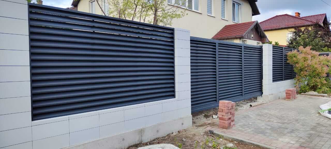 Забор-жалюзи из ламелей ЭКО-Z 17м RAL7024 Серый Графит фото 2 в Астане