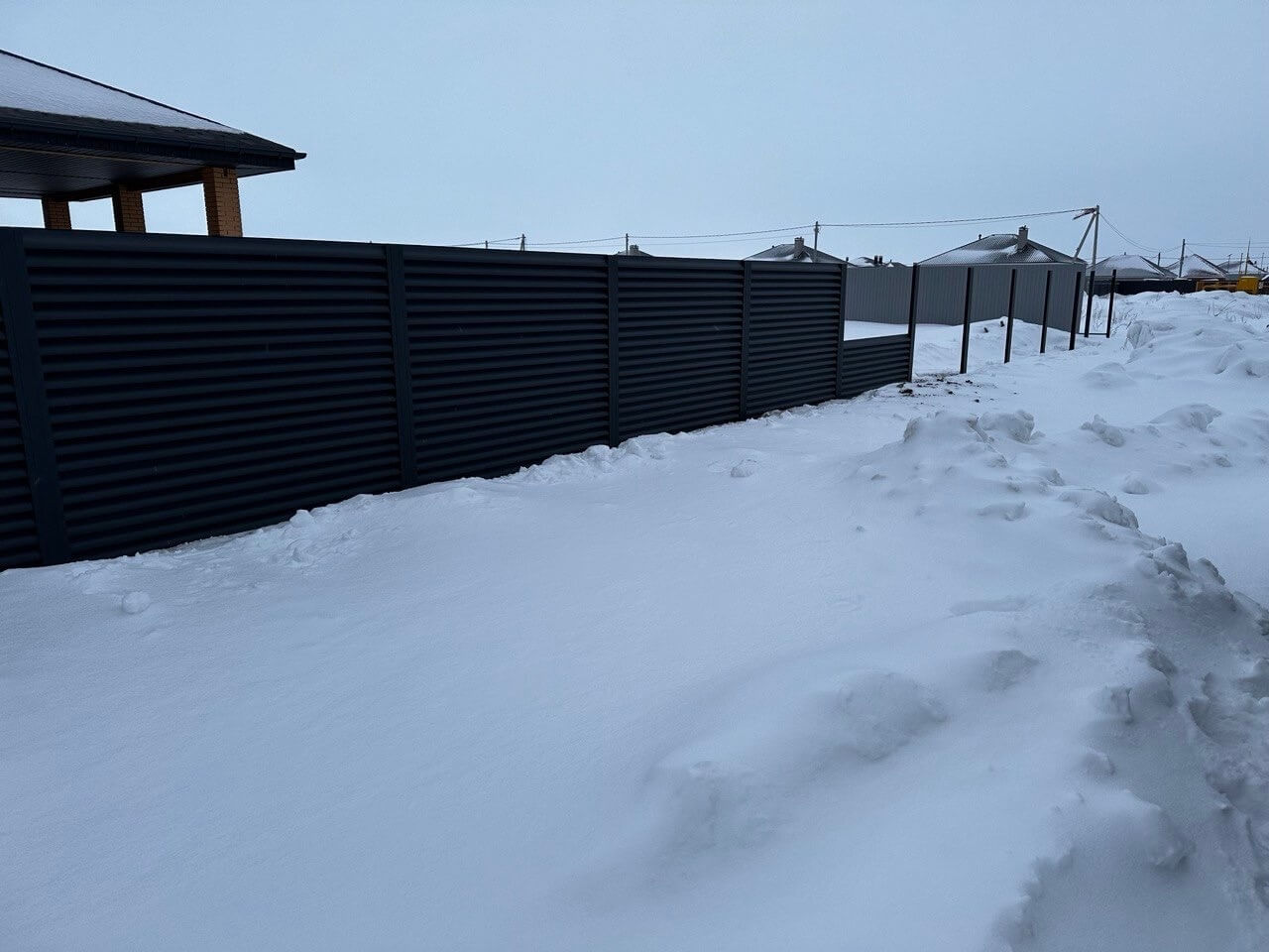 Забор-жалюзи из ламелей еврожалюзи 57м RAL7024 Серый Графит МАТТЕ фото 6 в Астане