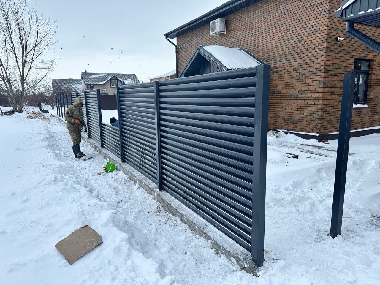 Забор-жалюзи из ламелей Еврожалюзи 32м RAL7024/7024 Серый Графит двусторонний фото 2 в Астане
