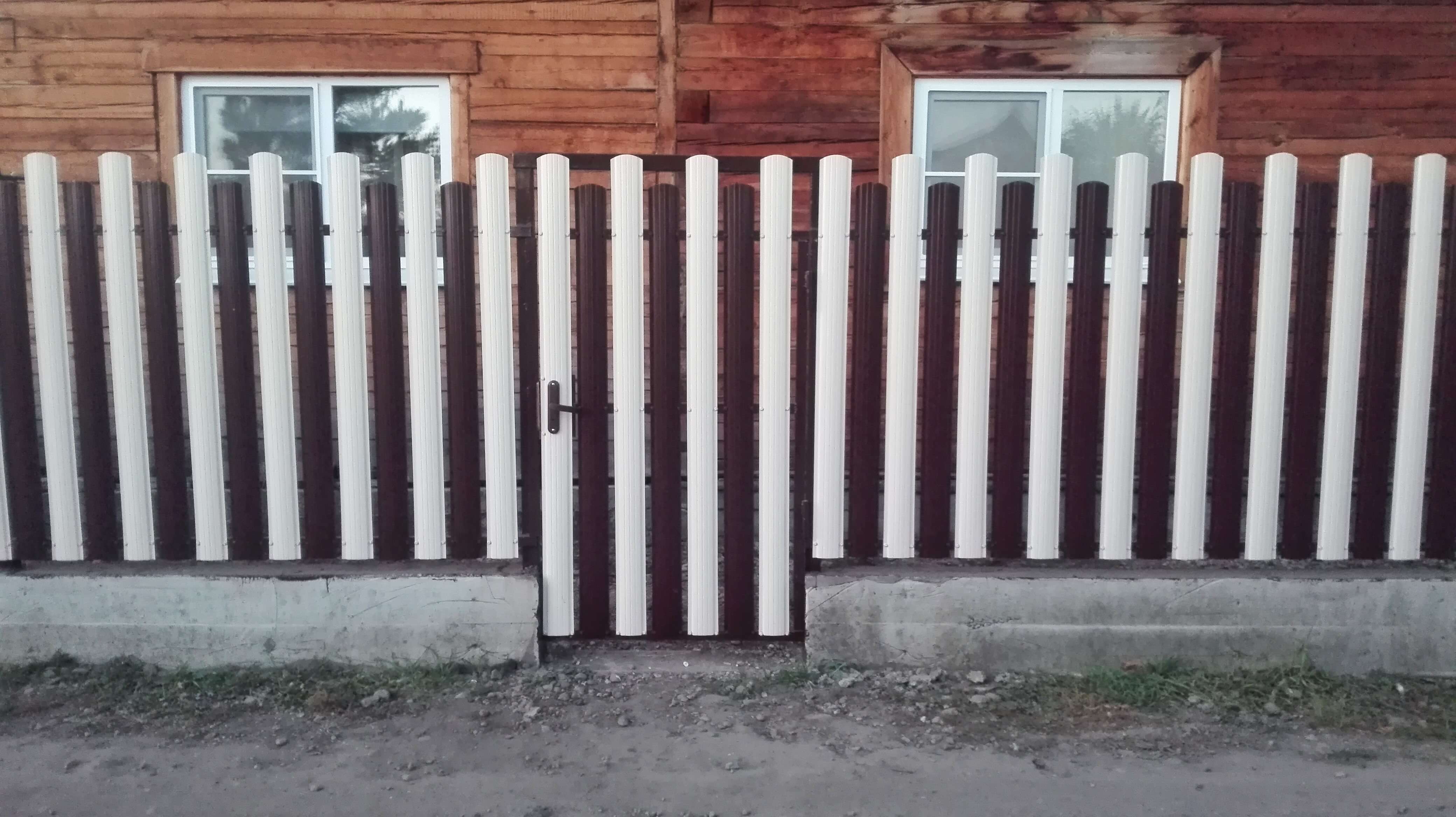 Двухцветный забор из евроштакетника 14м RAL8017 Шоколад + RAL9003 Белый в Астане