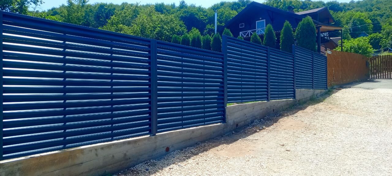 Забор-жалюзи из ламелей Еврожалюзи 53м RAL7024 Серый Графит МАТТЕ фото 12 в Астане