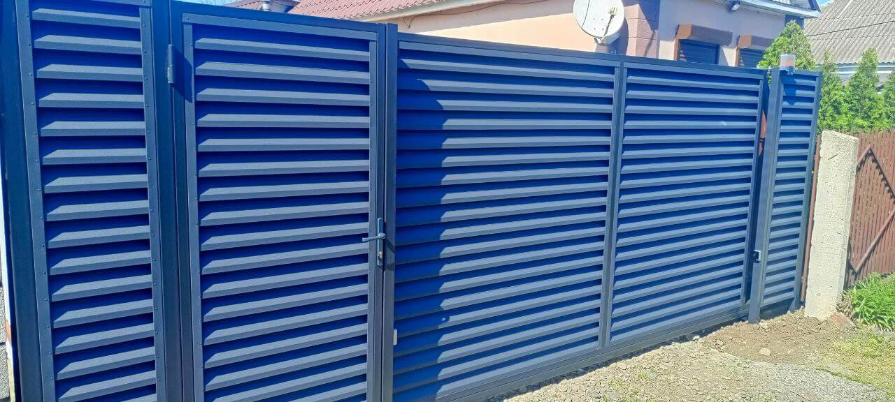 Забор-жалюзи из ламелей Еврожалюзи 53м RAL7024 Серый Графит МАТТЕ фото 10 в Астане