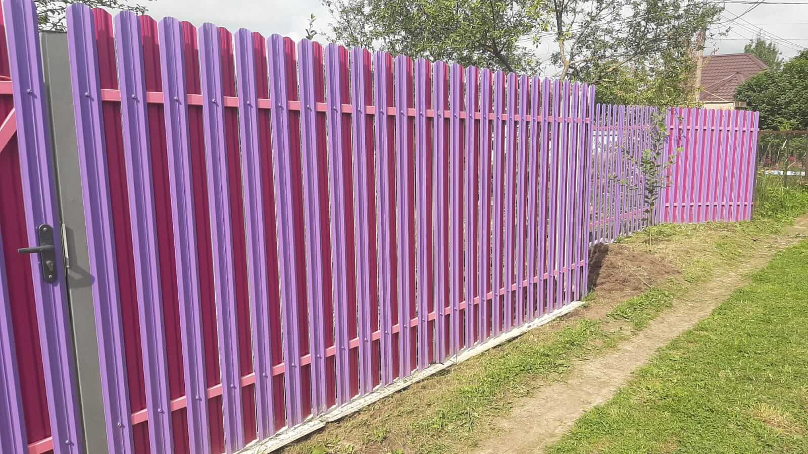 Двухцветный забор из евроштакетника 44м RAL4005 Сиреневый, RAL4006 Пурпурный фото 4 в Астане