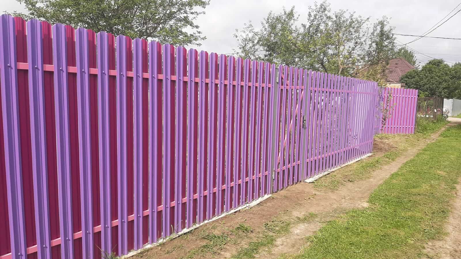 Двухцветный забор из евроштакетника 44м RAL4005 Сиреневый, RAL4006 Пурпурный фото 3 в Астане
