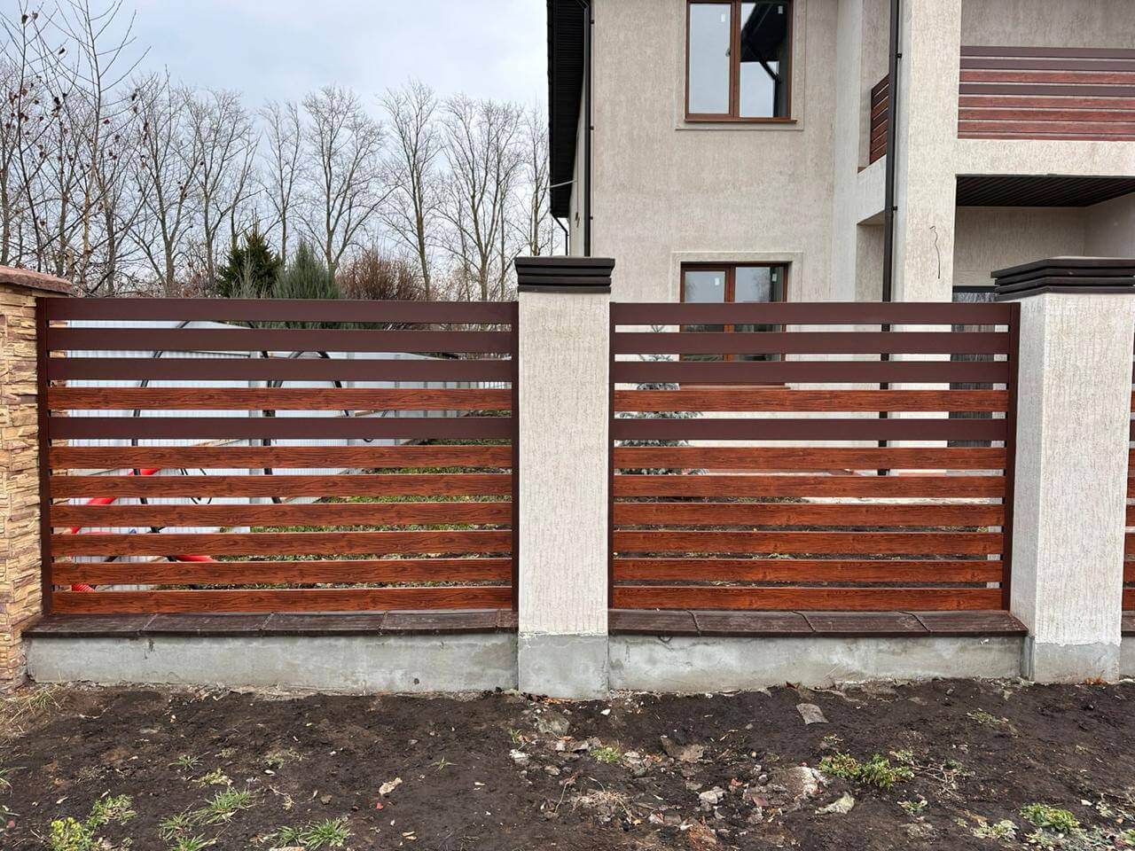 Забор-ранчо из металлопланкена 10м RAL8017 Шоколад МАТТЕ + Темное Дерево (Printech) фото 4 в Астане