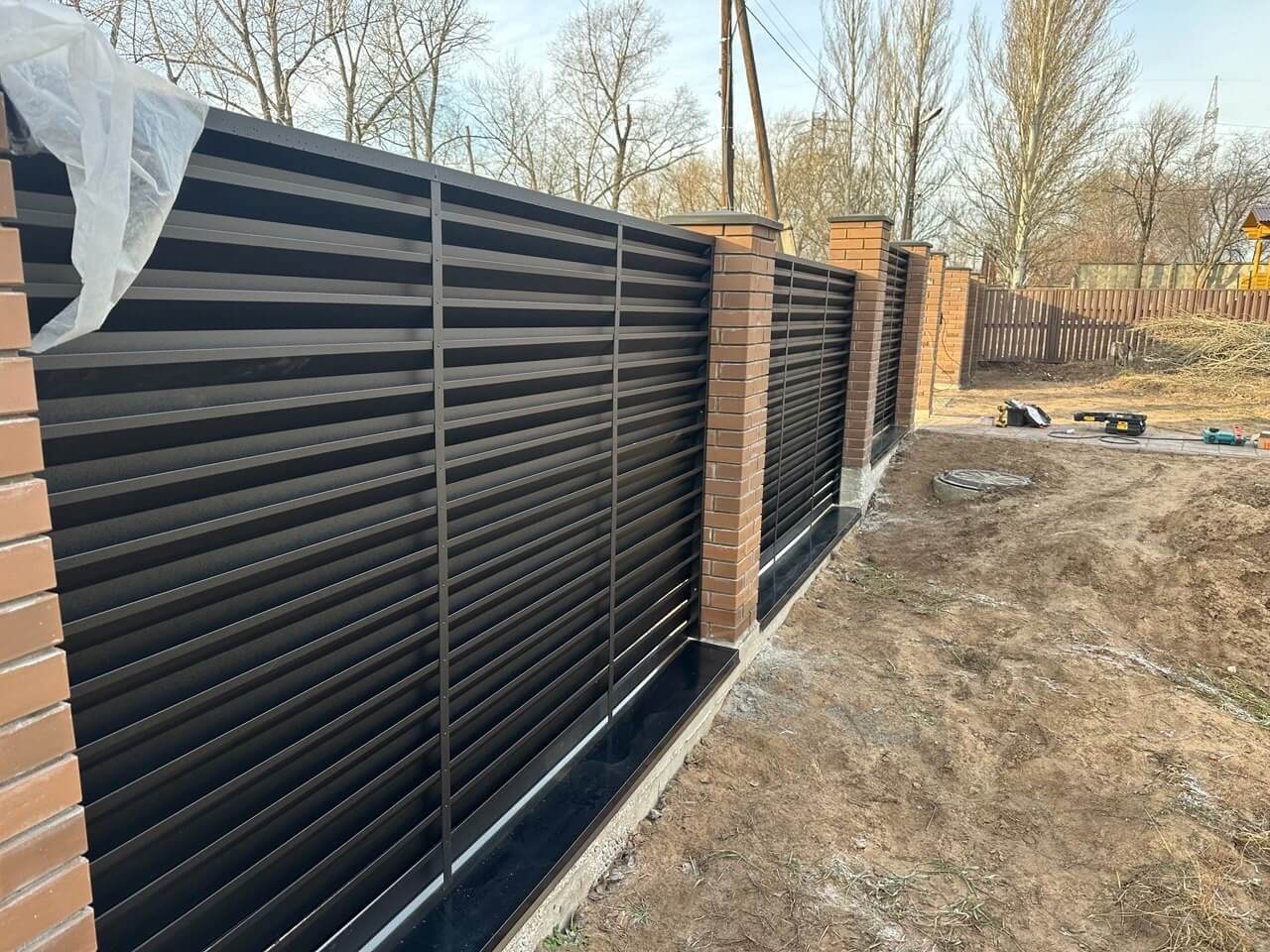Забор-жалюзи из ламелей Хай-Тек 16м RAL9005/9005 Черный двусторонний МАТТЕ фото 1 в Астане