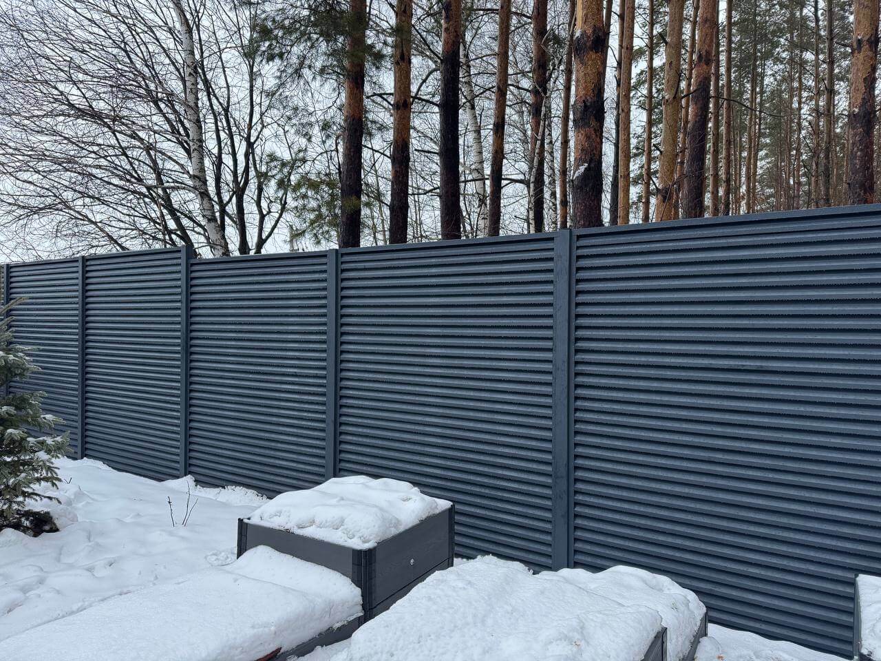 Забор-жалюзи из ламелей ЭКО-Z-US 54м RAL7024/7024 Серый Графит двусторонний МАТТЕ фото 3 в Астане