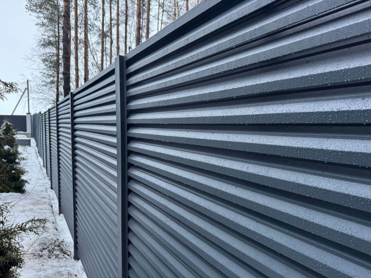 Забор-жалюзи из ламелей ЭКО-Z-US 54м RAL7024/7024 Серый Графит двусторонний МАТТЕ фото 2 в Астане