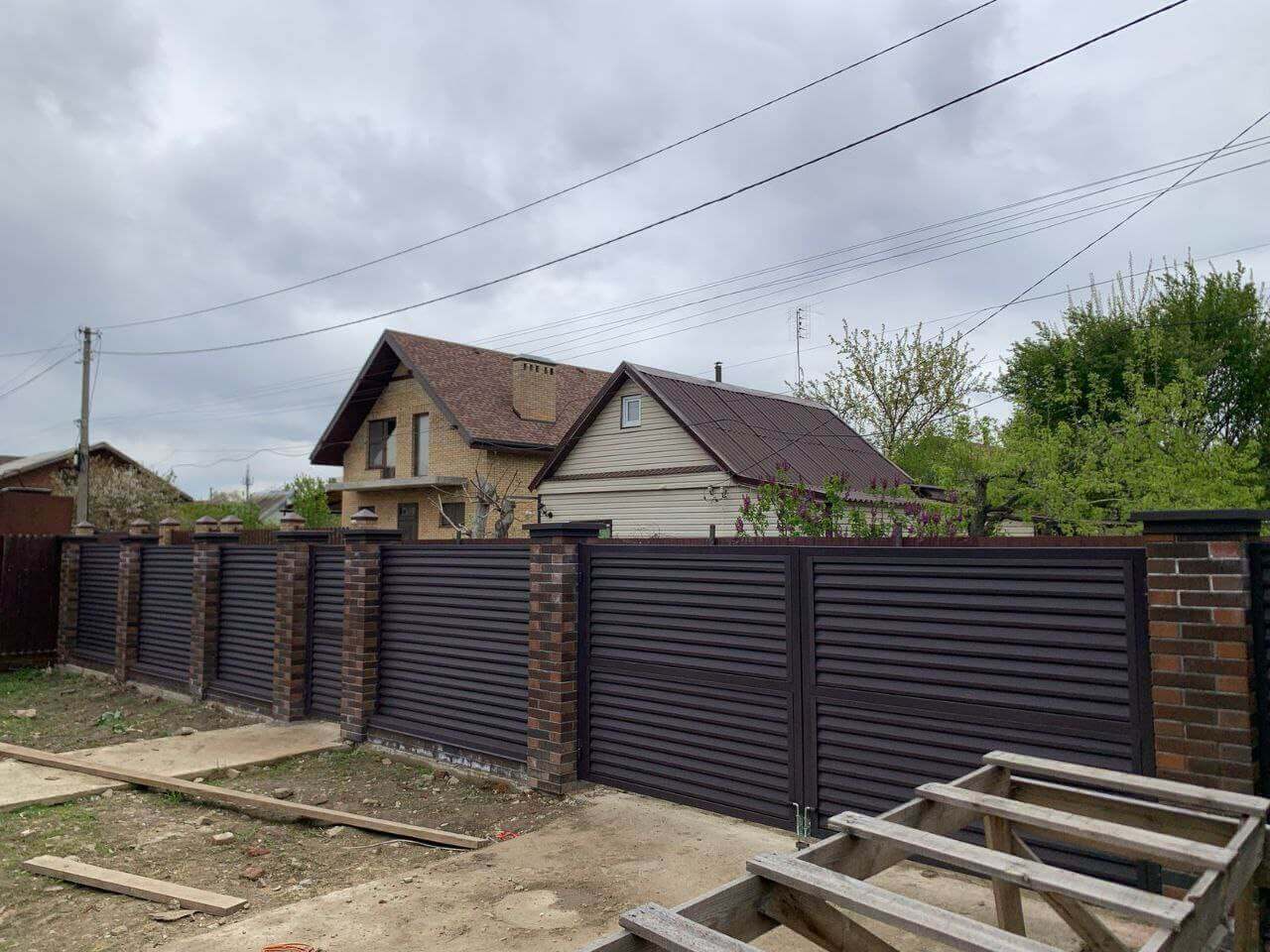 Забор-жалюзи из ламелей Реснички 24м RAL8019/8019 Темный Шоколад двусторонний МАТТЕ фото 2 в Астане