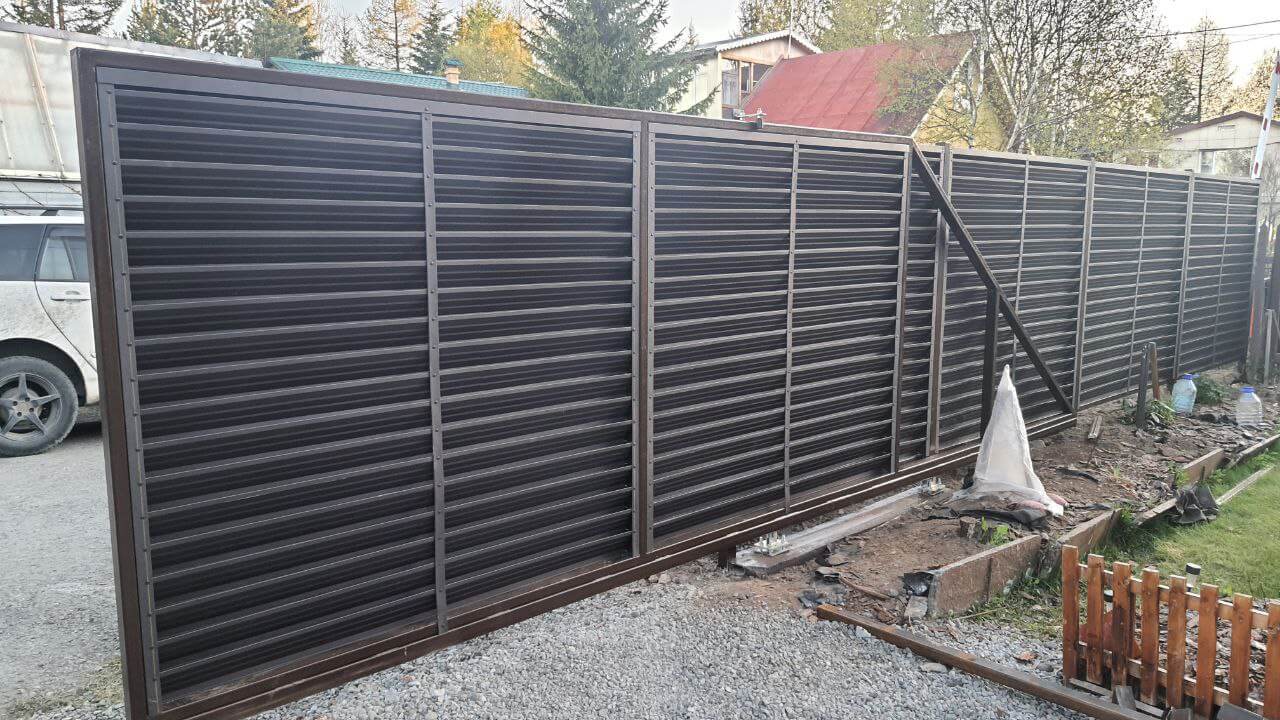 Забор-жалюзи из ламелей ЭКО-Z-US 12м RAL8019/8019 Темный Шоколад двусторонний МАТТЕ фото 1 в Астане
