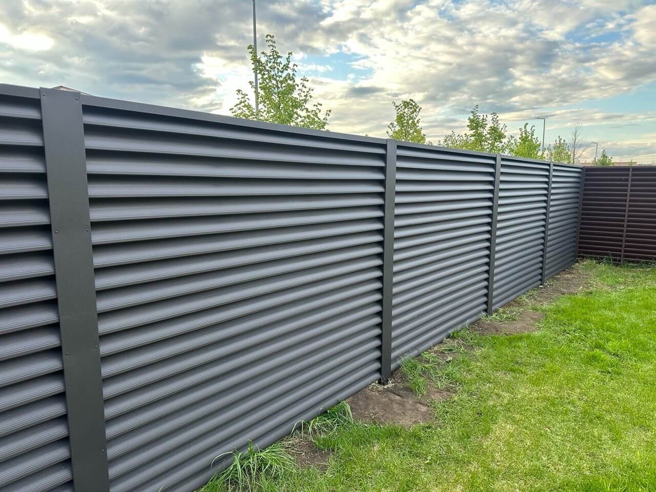 Забор из ламелей еврожалюзи 43м RAL8019/8019 Темный Шоколад двусторонний МАТТЕ фото 1 в Астане