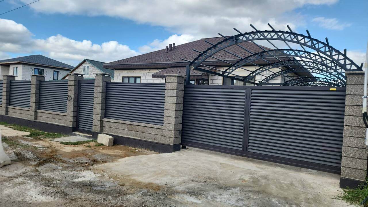 Забор-жалюзи из ламелей Реснички 27м RAL8019/8019 Темный Шоколад двусторонний МАТТЕ фото 2 в Астане