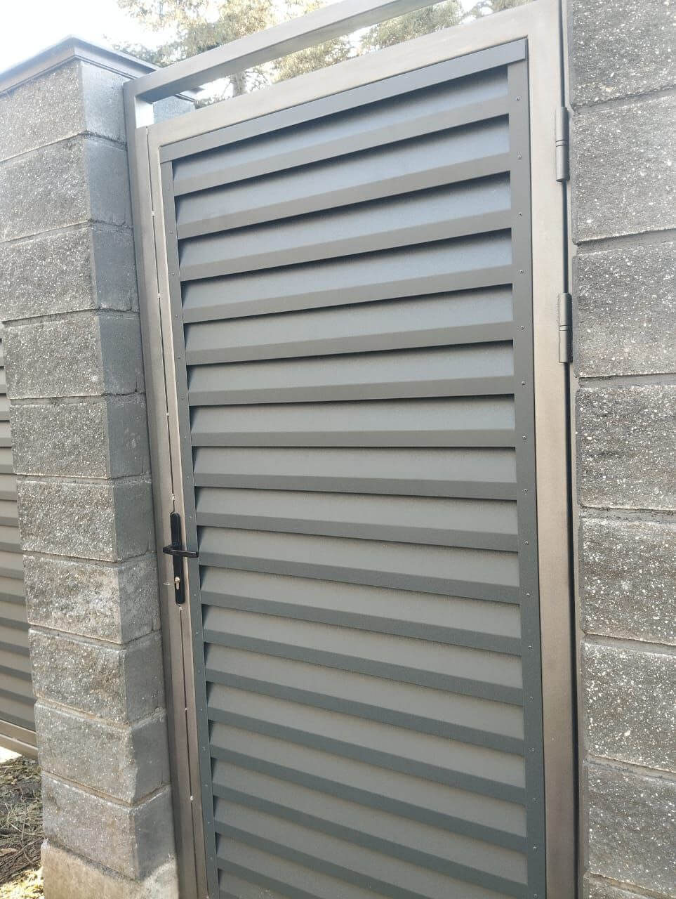 Откатные ворота с калиткой из ламелей Реснички RAL7024/7024 Серый Графит двусторонний МАТТЕ фото 2 в Астане