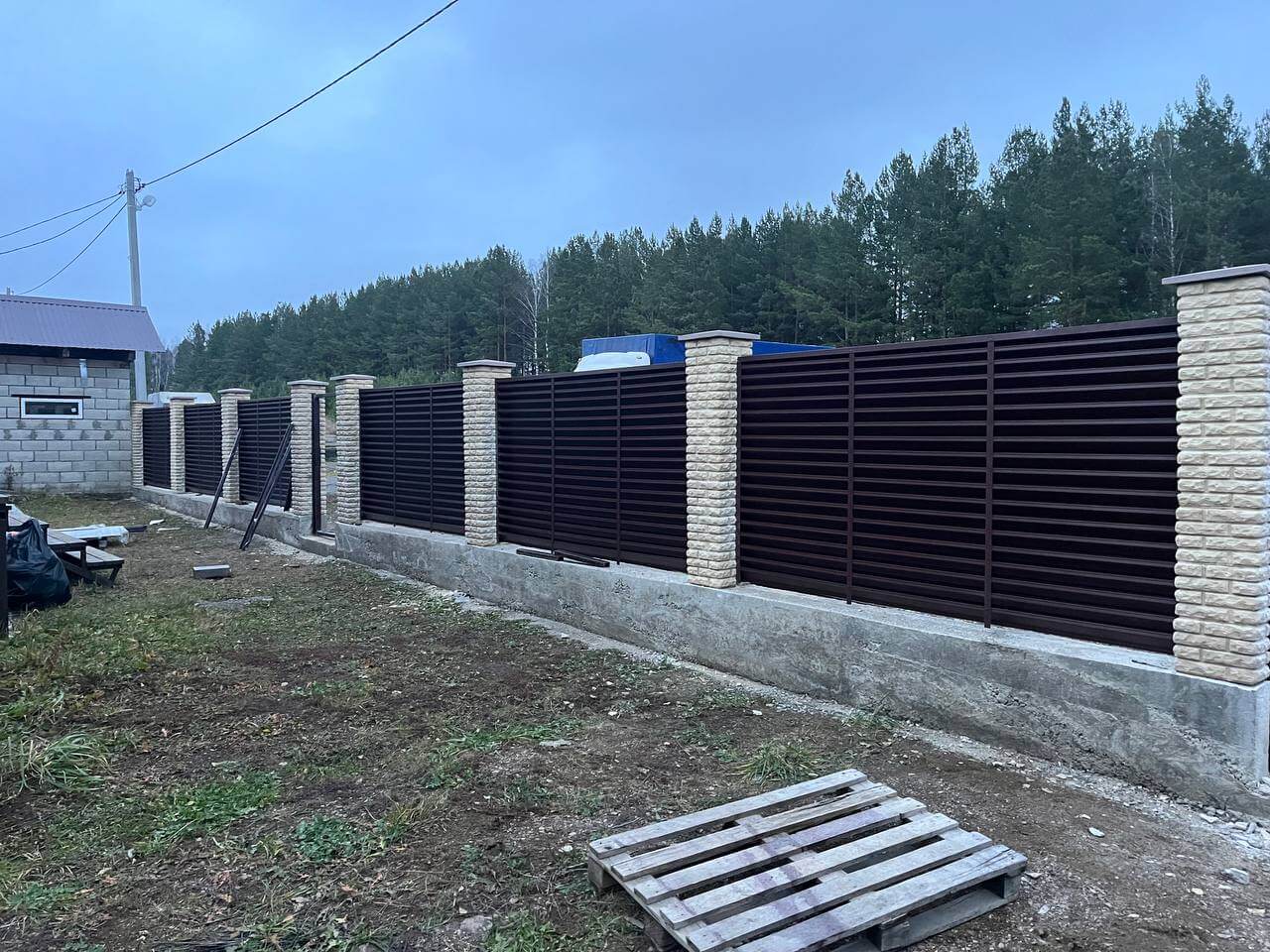 Забор-жалюзи из ламелей ЭКО-Z 18м RAL8017/8017 Шоколад двусторонний фото 3 в Астане
