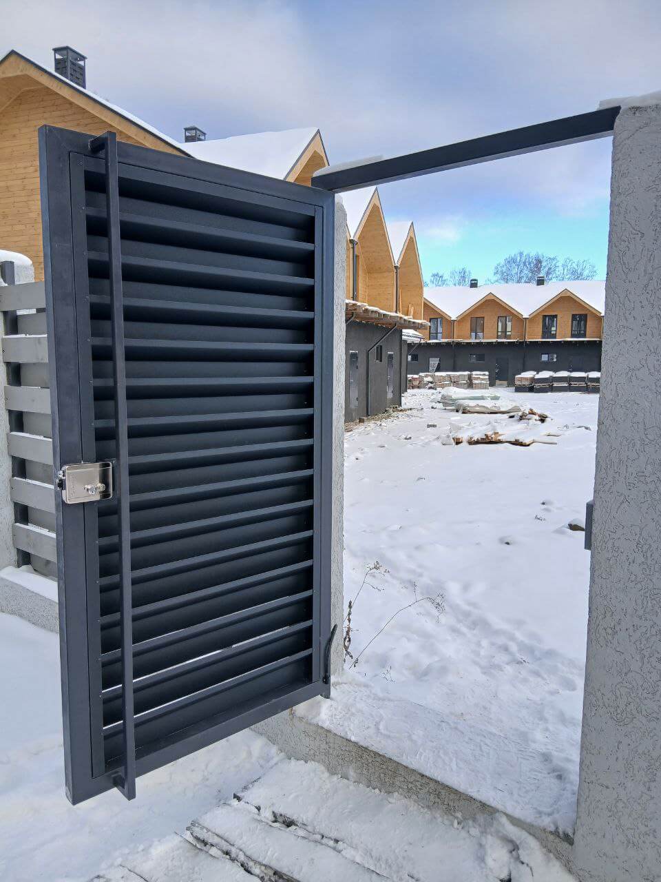 Входная группа из ламелей Хай-Тек RAL7024/7024 Серый Графит двусторонний МАТТЕ фото 21 в Астане