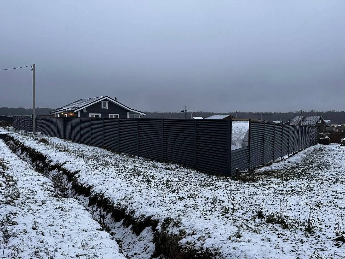 Забор-жалюзи из ламелей Еврожалюзи 67м RAL7024/7024 Серый Графит двусторонний фото 4 в Астане