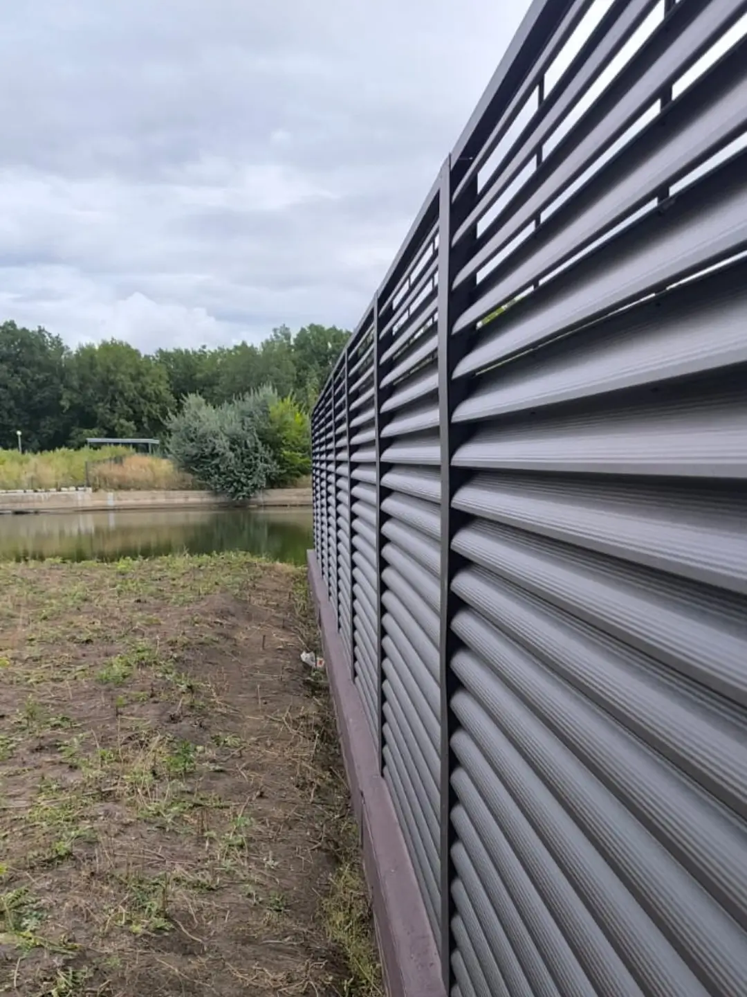 Забор-жалюзи из ламелей еврожалюзи 86м RAL8019/8019 Темный Шоколад двусторонний МАТТЕ фото 7 в Астане