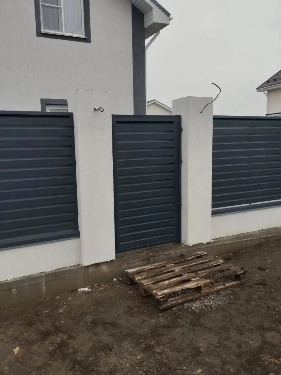 Забор-жалюзи из ламелей Хай-Тек 12м RAL7024 Серый Графит МАТТЕ фото 1 в Астане