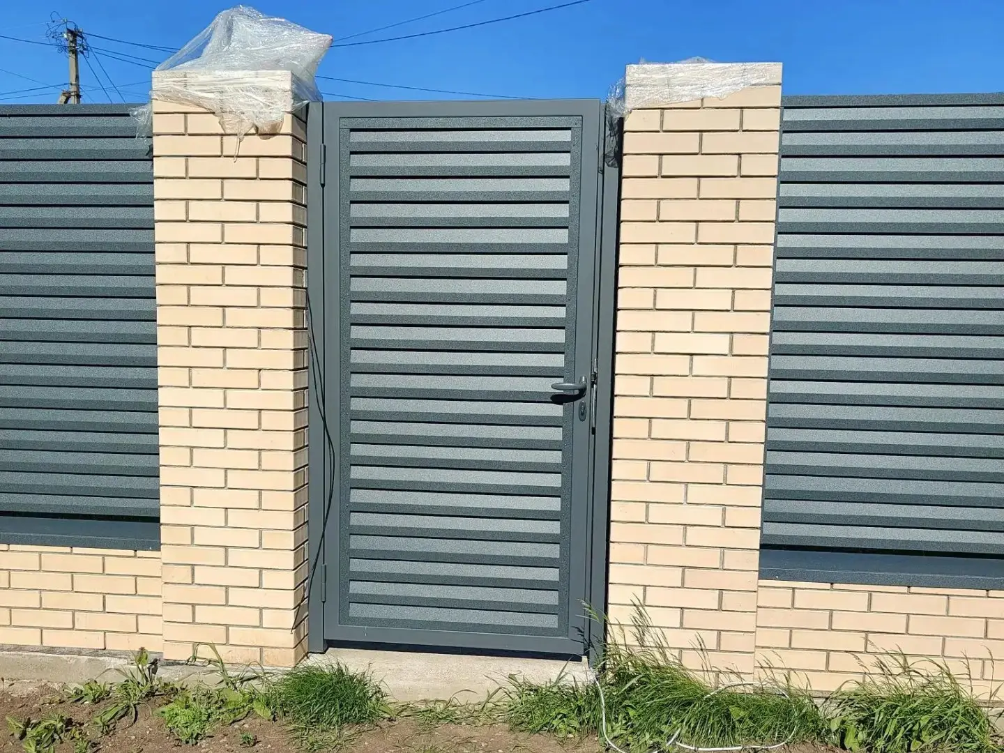 Забор-жалюзи из ламелей Реснички 16м RAL7024 Серый Графит Стальной Бархат фото 2 в Астане