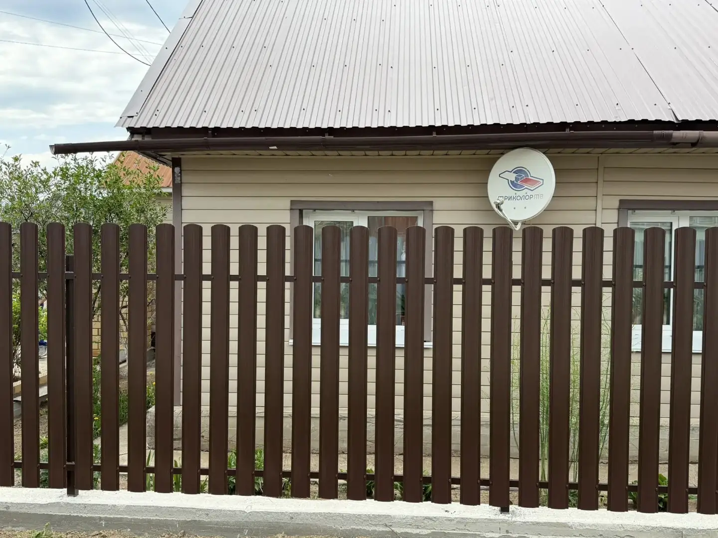 Комбинированный забор из ламелей ЭКО-Z-US и евроштакетника 18м RAL8017 Шоколад МАТТЕ, Полиэстер фото 3 в Астане